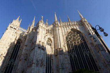 Milano, Lombardiya, İtalya Duomo 'sunun dışı. Gotik tarzda ortaçağ katedrali.