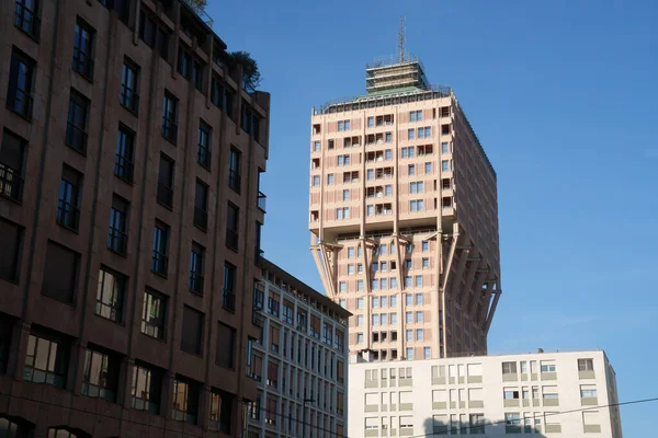 ミラノのトレ ヴェラスカ ロンバルディ イタリア 残虐な建築の有名な例 ストック画像