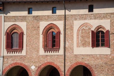 Lodi, Lombardy, İtalya 'nın ana meydanı Piazza della Vittoria' daki tarihi binalar