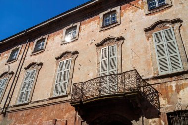 Lodi, Lombardy, İtalya 'daki Corso Roma boyunca eski binalar