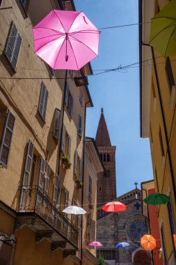 Piacenza, Emilia-Romagna, İtalya: XX Settembre Caddesi ve Katedral