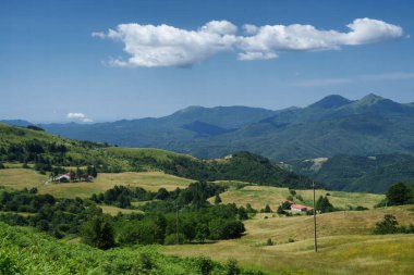 Passo Cento Croci yolu boyunca dağ manzarası, La Spezia ili, Liguria, İtalya, yazın