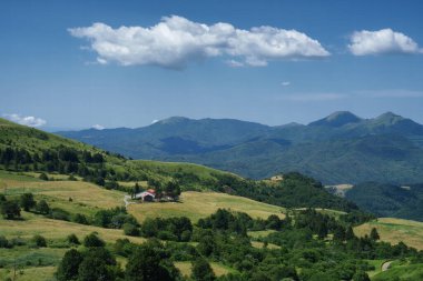 Passo Cento Croci yolu boyunca dağ manzarası, La Spezia ili, Liguria, İtalya, yazın