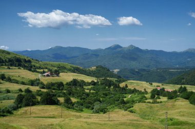 Passo Cento Croci yolu boyunca dağ manzarası, La Spezia ili, Liguria, İtalya, yazın