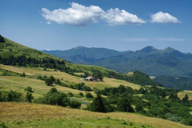 Passo Cento Croci yolu boyunca dağ manzarası, La Spezia ili, Liguria, İtalya, yazın