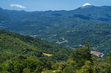 Passo Cento Croci yolu boyunca dağ manzarası, La Spezia ili, Liguria, İtalya, yazın
