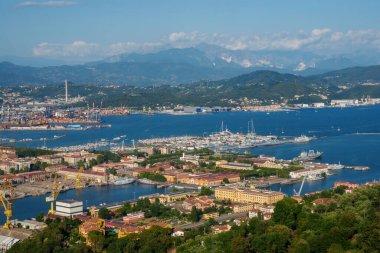 Yaz mevsiminde La Spezia, Liguria, İtalya 'nın panoramik manzarası