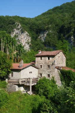 Castelnuovo Garfagnana yakınlarındaki tarihi köy, Lucca ili, Toskana, İtalya
