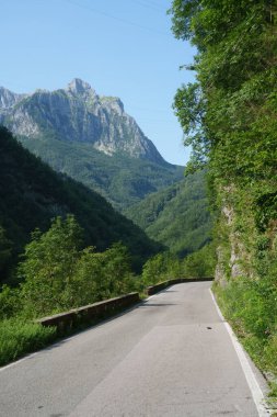 Arni yolu boyunca uzanan manzara, Garfagnana 'dan Alpi Apuane' e, Lucca, Toskana, İtalya, yaz aylarında