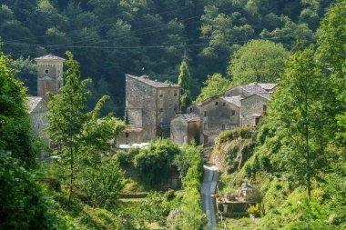 Isolasanta, Arni yolu boyunca eski bir köy, Garfagnana 'dan Alpi Apuane' e, Lucca vilayeti, Toskana, İtalya, yaz aylarında.