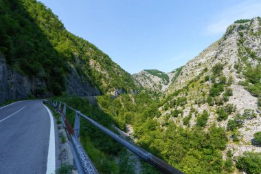 Arni yolu boyunca uzanan manzara, Garfagnana 'dan Alpi Apuane' e, Lucca, Toskana, İtalya, yaz aylarında