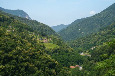 Arni yolu boyunca uzanan manzara, Garfagnana 'dan Alpi Apuane' e, Lucca, Toskana, İtalya, yaz aylarında