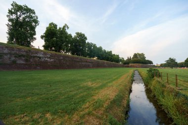 Lucca, Toskana, İtalya 'nın ortaçağ duvarları