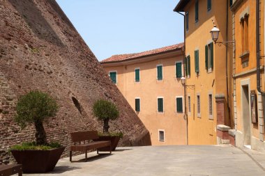 Lari 'nin tarihi binaları, Pisa ili, Tuscany, İtalya, yaz aylarında