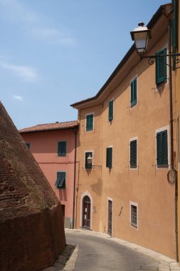 Lari 'nin tarihi binaları, Pisa ili, Tuscany, İtalya, yaz aylarında