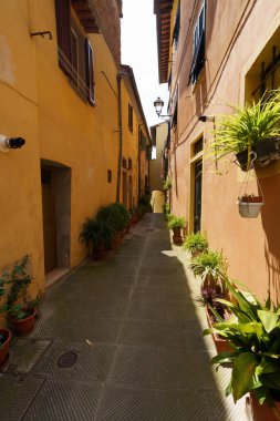 Lari 'nin tarihi binaları, Pisa ili, Tuscany, İtalya, yaz aylarında