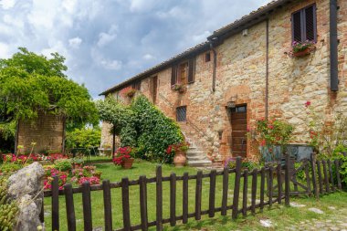 Val d Orcia 'daki kır evi, Siena eyaleti, Tuscany, yazın.