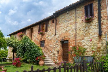 Val d Orcia 'daki kır evi, Siena eyaleti, Tuscany, yazın.