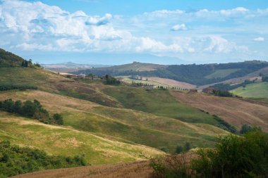 Yazın Val d Orcia, Siena, Toskana 'da kırsal alan.