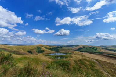 Yazın Val d Orcia, Siena, Toskana 'da kırsal alan.