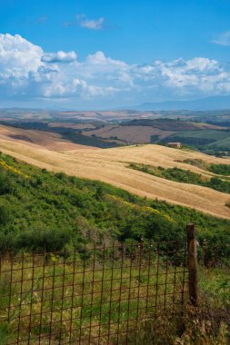 Yazın Val d Orcia, Siena, Toskana 'da kırsal alan.