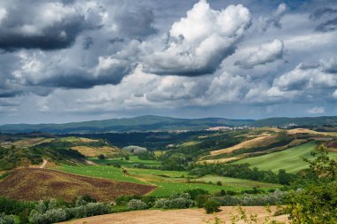 Yazın Val d Orcia, Siena, Toskana 'da kırsal alan.