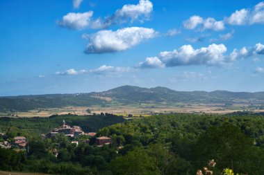 Yaz mevsiminde İtalya 'nın Lazio kentindeki Gradoli, Viterbo ilinin yakınlarındaki kırsal alan.