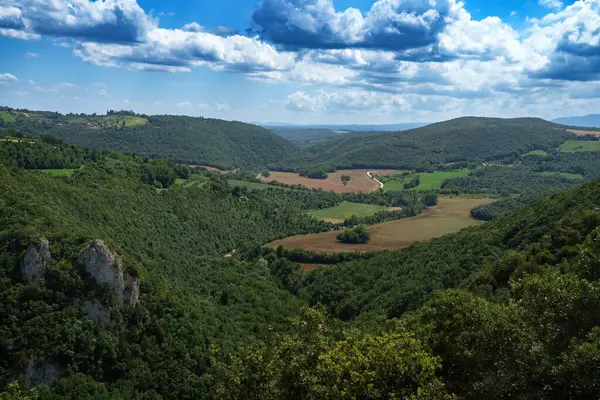 Val Teverina, Terni, Umbria, İtalya 'da yaz aylarında Amelia yakınlarındaki kırsal alan.