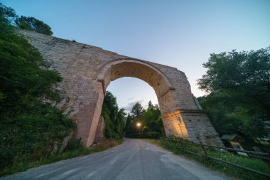 Ponte di Augusto, Roma köprüsü Narni, Umbria, İtalya, akşam