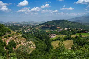 Yazın İtalya 'nın Perugia eyaletinin Spoleto kenti yakınlarındaki Umbria kentindeki kırsal alan.