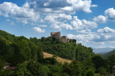 İtalya, Umbria 'da yaz aylarında Flaminya üzerinden Spoleto' dan Terni 'ye uzanan kır manzarası