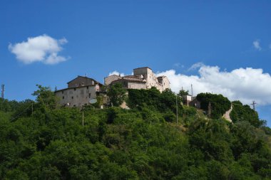 İtalya, Umbria 'da yaz aylarında Flaminya üzerinden Spoleto' dan Terni 'ye uzanan kır manzarası