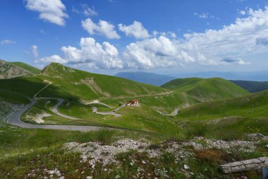 Yaz mevsiminde Sella di Leonessa, Terminillo, Rieti, Lazio, İtalya yolundaki dağ manzarası