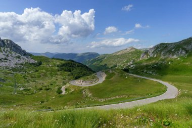Yaz mevsiminde Sella di Leonessa, Terminillo, Rieti, Lazio, İtalya yolundaki dağ manzarası
