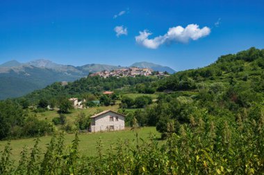 Cittaducale yolu boyunca uzanan kır manzarası, Rieti ili, Lazio, İtalya