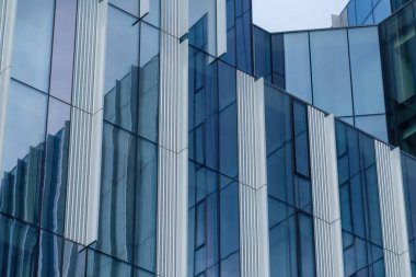 Milan, Lombardy, İtalya 'daki Faravelli boyunca modern binalar. Yansımalar