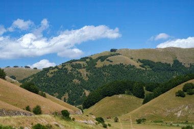 Yaz mevsiminde Rieti ili, Lazio, İtalya 'daki İl Amiternina boyunca dağ manzarası