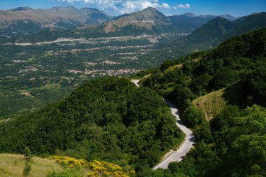 Yaz aylarında Abruzzo, İtalya 'nın L Aquila ilindeki İl Amiternina boyunca dağ manzarası