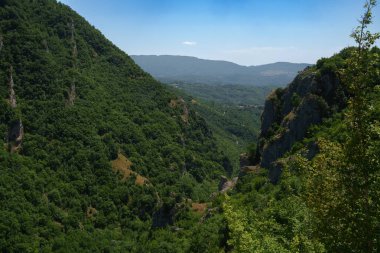 Yaz mevsiminde Rieti ili, Lazio, İtalya 'daki İl Amiternina boyunca dağ manzarası