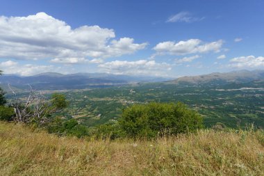 Yaz aylarında Abruzzo, İtalya 'nın L Aquila ilindeki İl Amiternina boyunca dağ manzarası