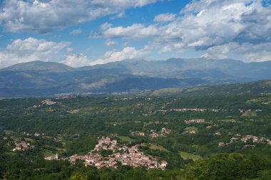 Yaz aylarında Abruzzo, İtalya 'nın L Aquila ilindeki İl Amiternina boyunca dağ manzarası