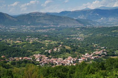 Yaz aylarında Abruzzo, İtalya 'nın L Aquila ilindeki İl Amiternina boyunca dağ manzarası