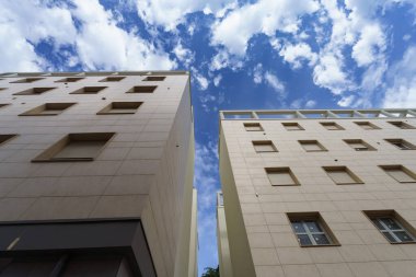 L Aquila, Abruzzo, İtalya 'daki modern binaların dışında.