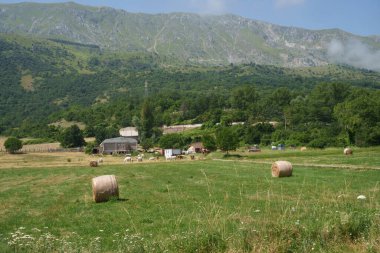 Yazın Rocca di Cambio, Abruzzo, İtalya 'ya giden yoldaki dağ manzarası