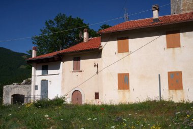 Gioia Vecchio, yazın Abruzzo Ulusal Parkı 'ndaki eski köy.