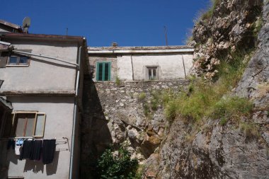 Pescasseroli, Abruzzo Ulusal Parkı 'nda tarihi bir kasaba, yazın.