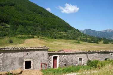 Opi, Abruzzo Ulusal Parkı 'ndaki eski köy yazın
