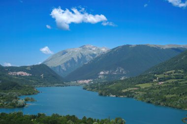 Barrea Gölü, Abruzzo Ulusal Parkı, L Aquila ili, İtalya, yaz mevsiminde.