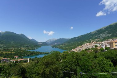 Barrea, yazın Abruzzo Ulusal Parkı 'ndaki eski köy.