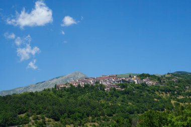 Alfedena, yazın Abruzzo Milli Parkı 'ndaki eski kasaba.